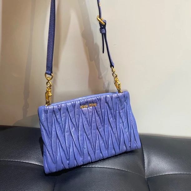 95新 MIU MIU/缪缪 miumiu褶皱手拎单肩包