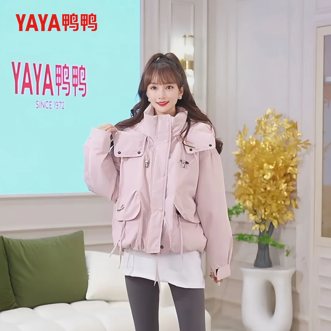 YAYA/鸭鸭时尚百搭休闲运动女士连帽潮冬季短款羽绒服YE4B611779M