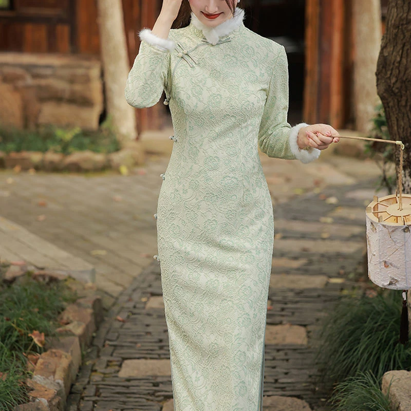 新中式改良旗袍2025年新款秋冬长款毛领年轻款加绒保暖提花裙子