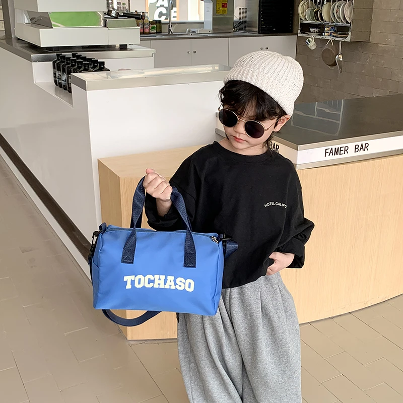 潮酷嘻哈儿童斜挎包韩版字母撞色水桶包休闲户外旅行包大容量背包