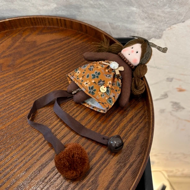 铜合金布艺胸针 小女孩带铃铛胸针XZ108