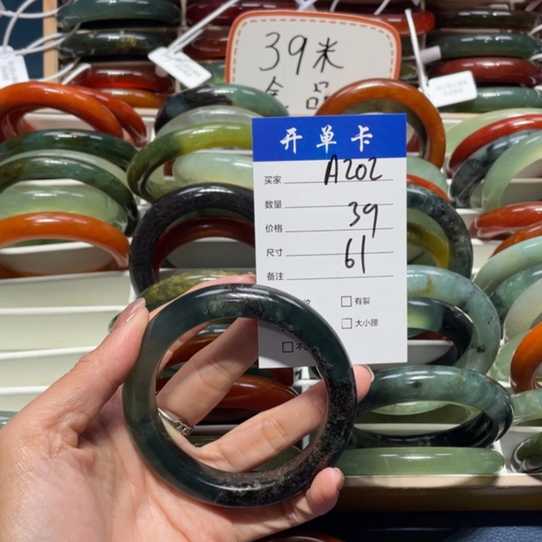 【闪购商品】蛇纹石玉手镯未镶嵌钟*比