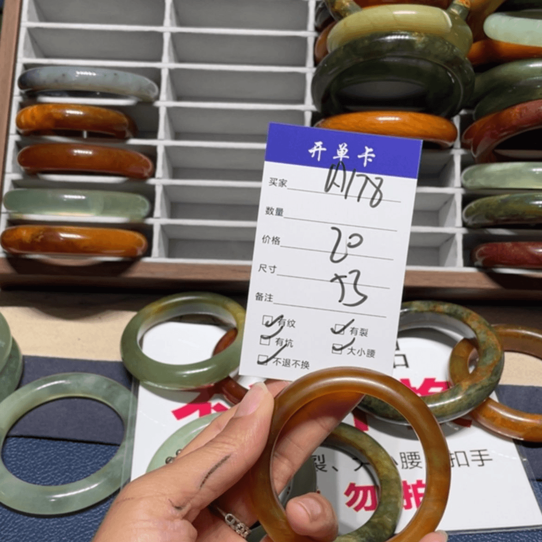 【闪购商品】蛇纹石玉手镯未镶嵌氟***姐