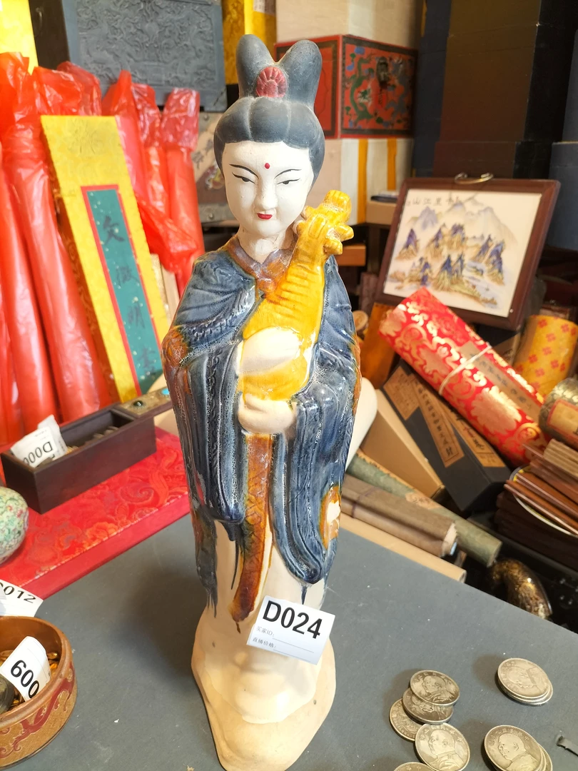 D024高47三彩侍女陶器摆件