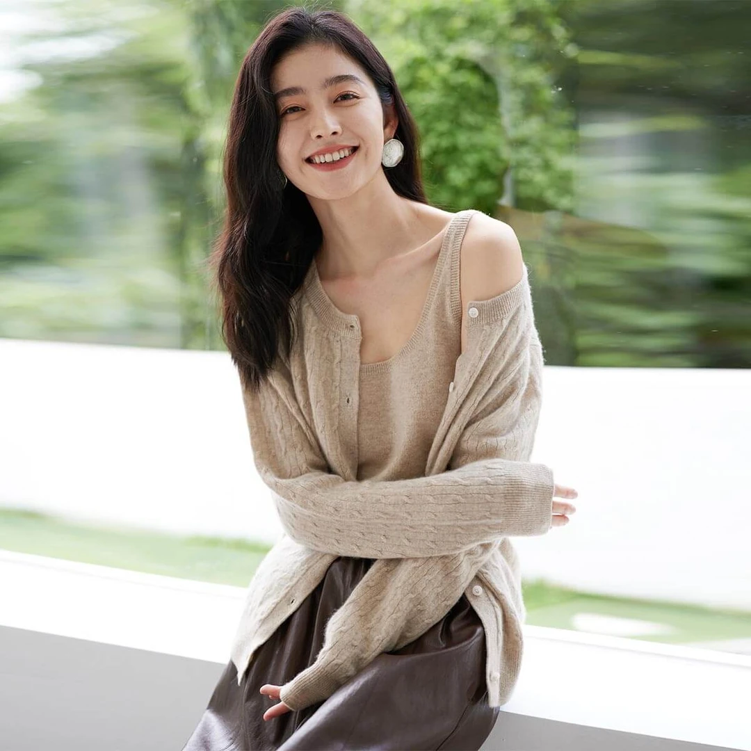 圆领绞花单排扣针织上衣女士羊绒衫