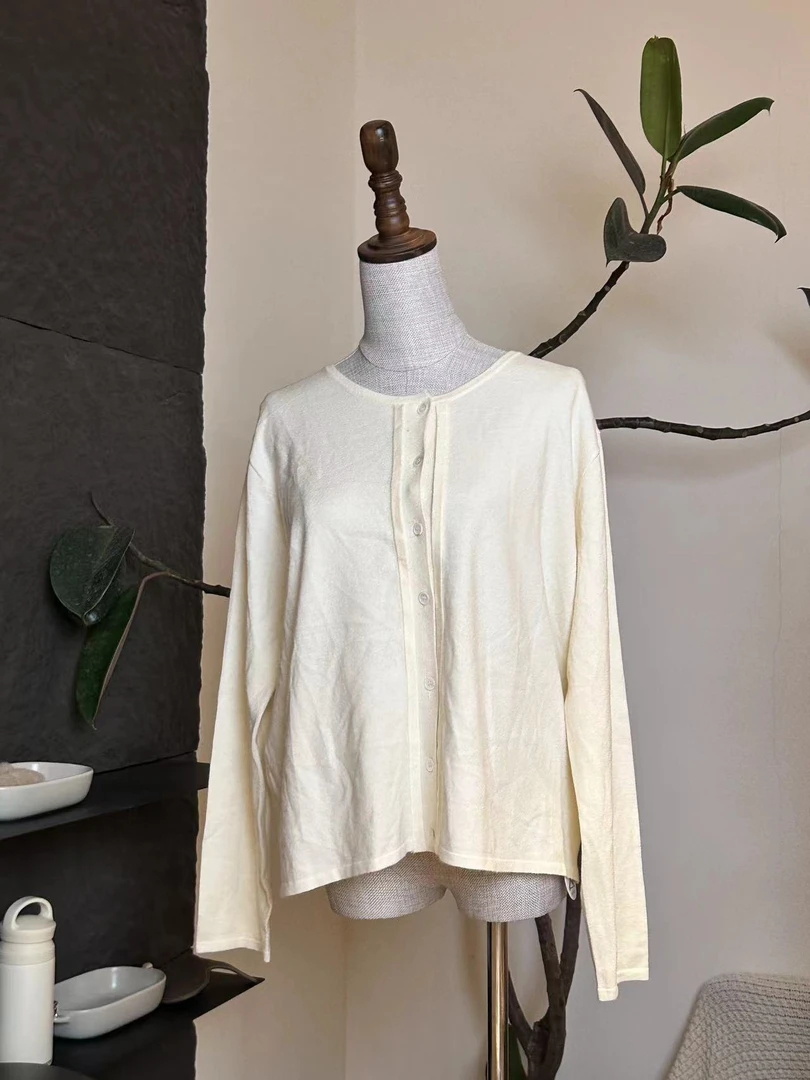 时尚百搭白色开衫