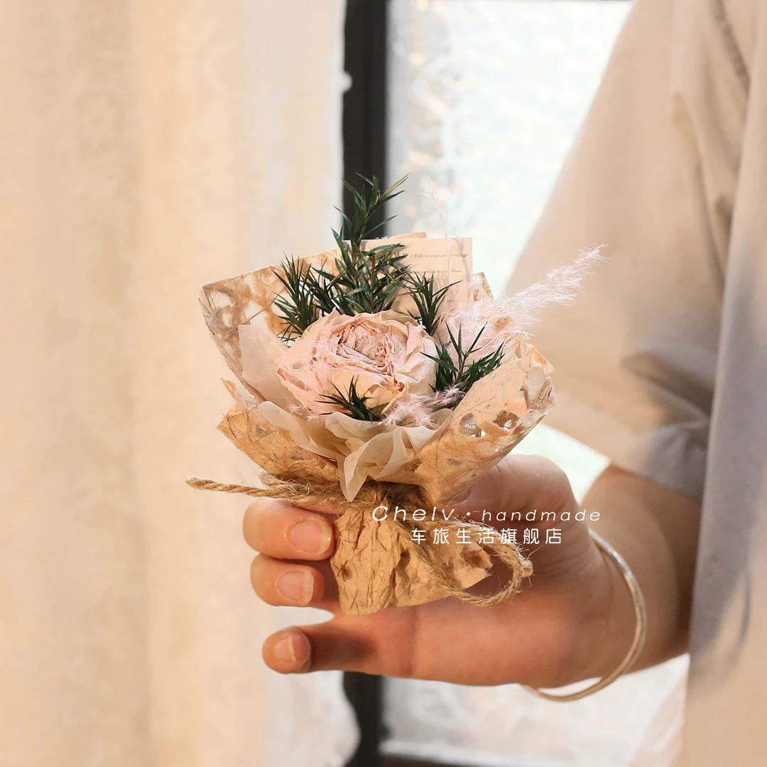 新款正版礼盒精致见面迷你干玫瑰花束七夕伴手礼物生日毕业装饰