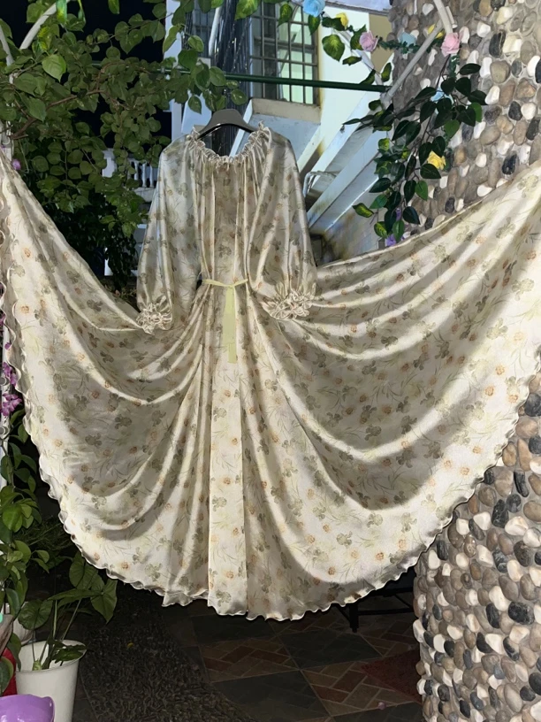 高光泽木耳边领口设计8到10米大摆裙长袖超薄柔软舒适飘逸大摆裙