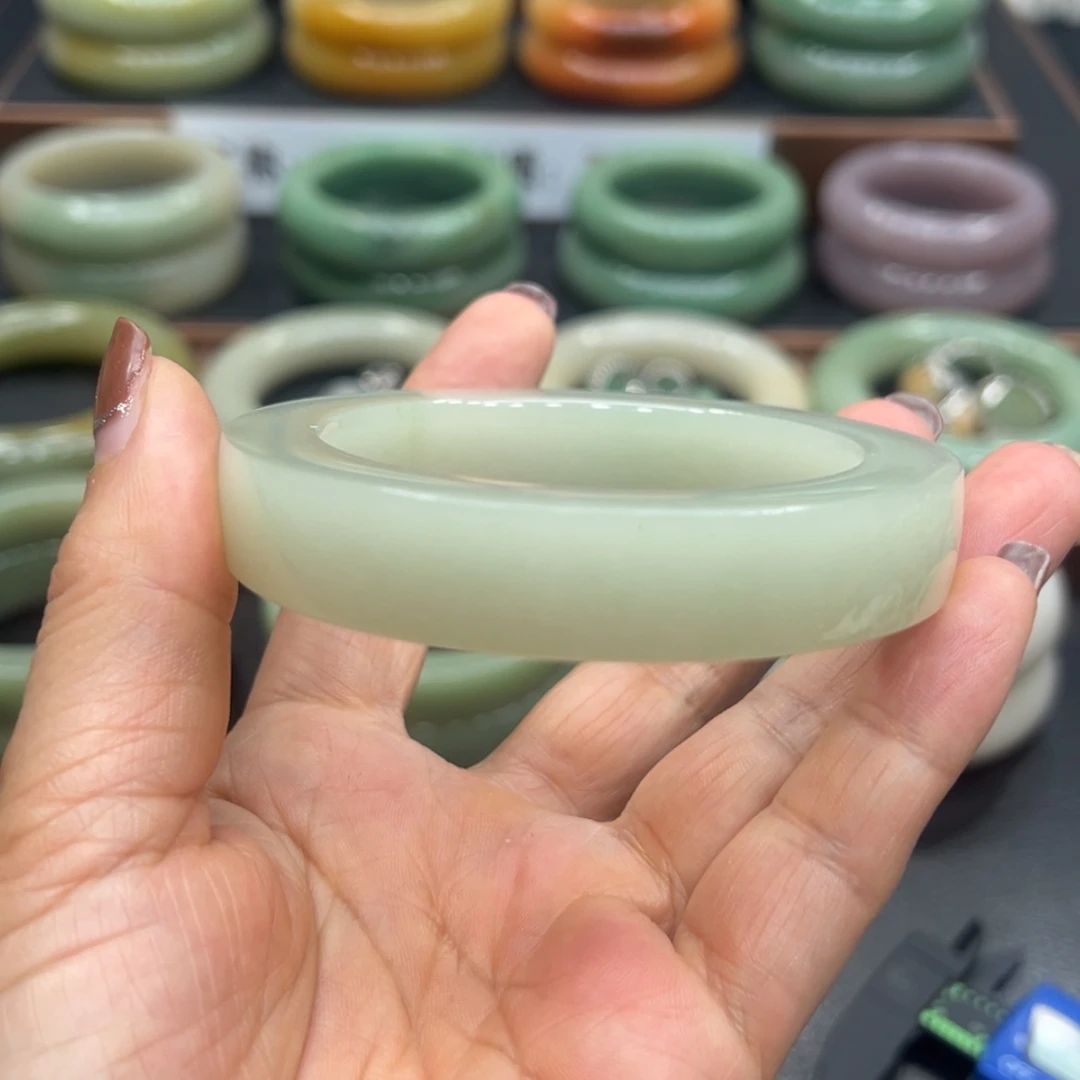 【闪购商品】石英质玉手镯未镶嵌小***贝