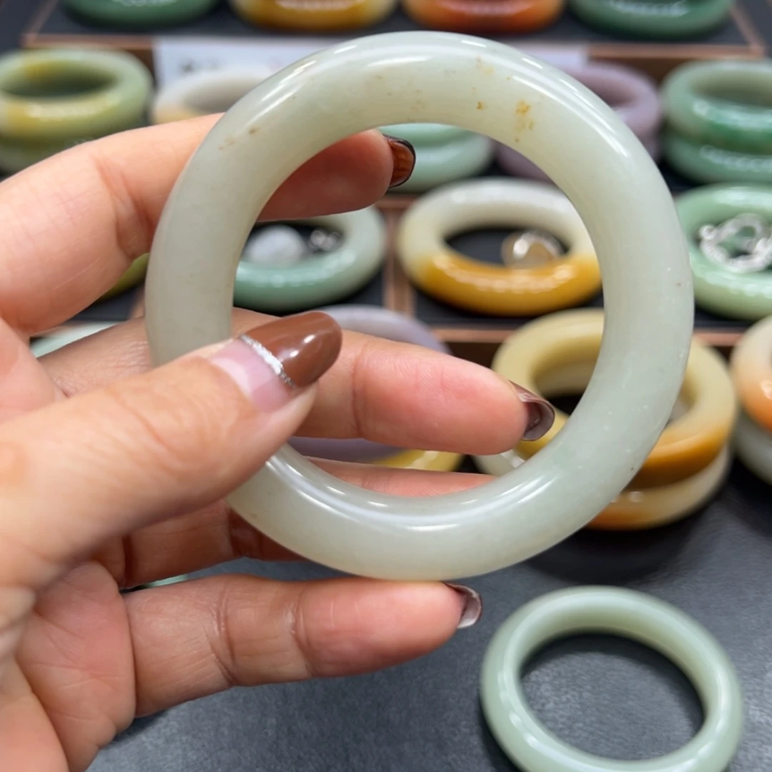 【闪购商品】石英质玉手镯未镶嵌歡***舍