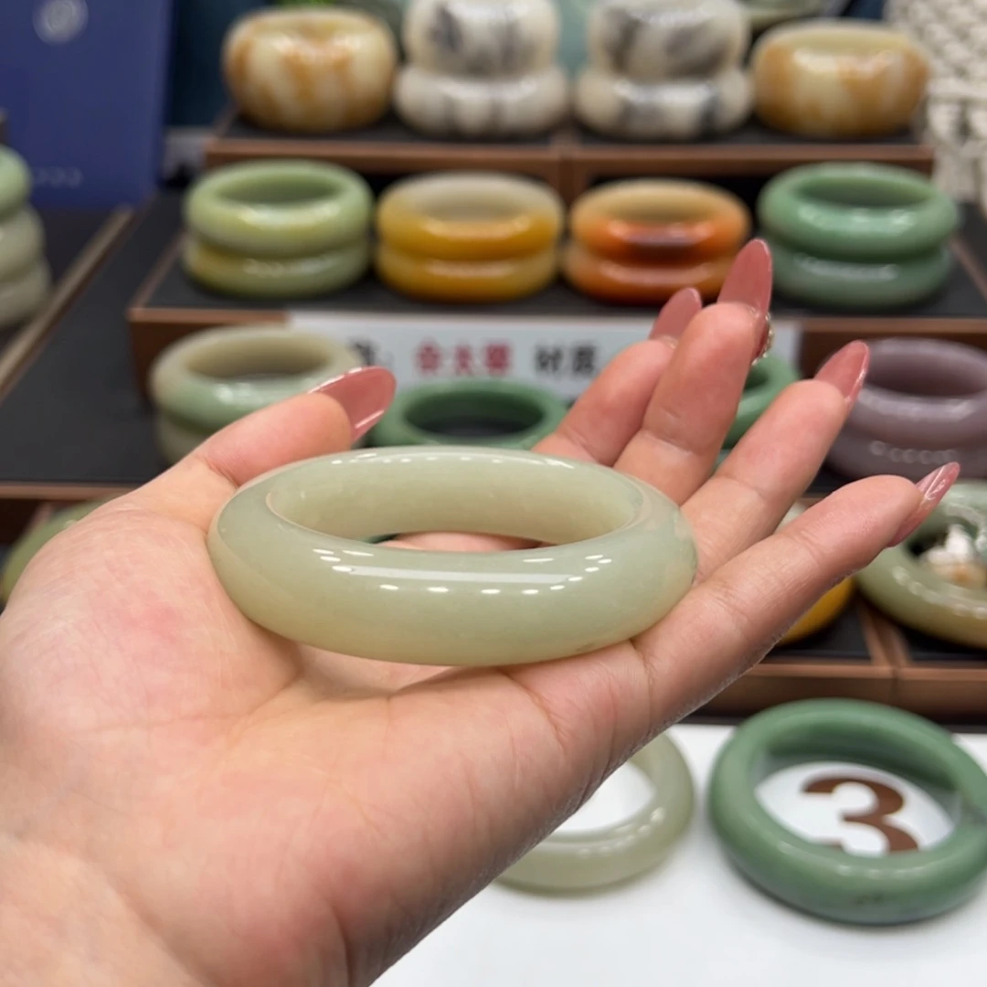 【闪购商品】石英质玉手镯未镶嵌明***?