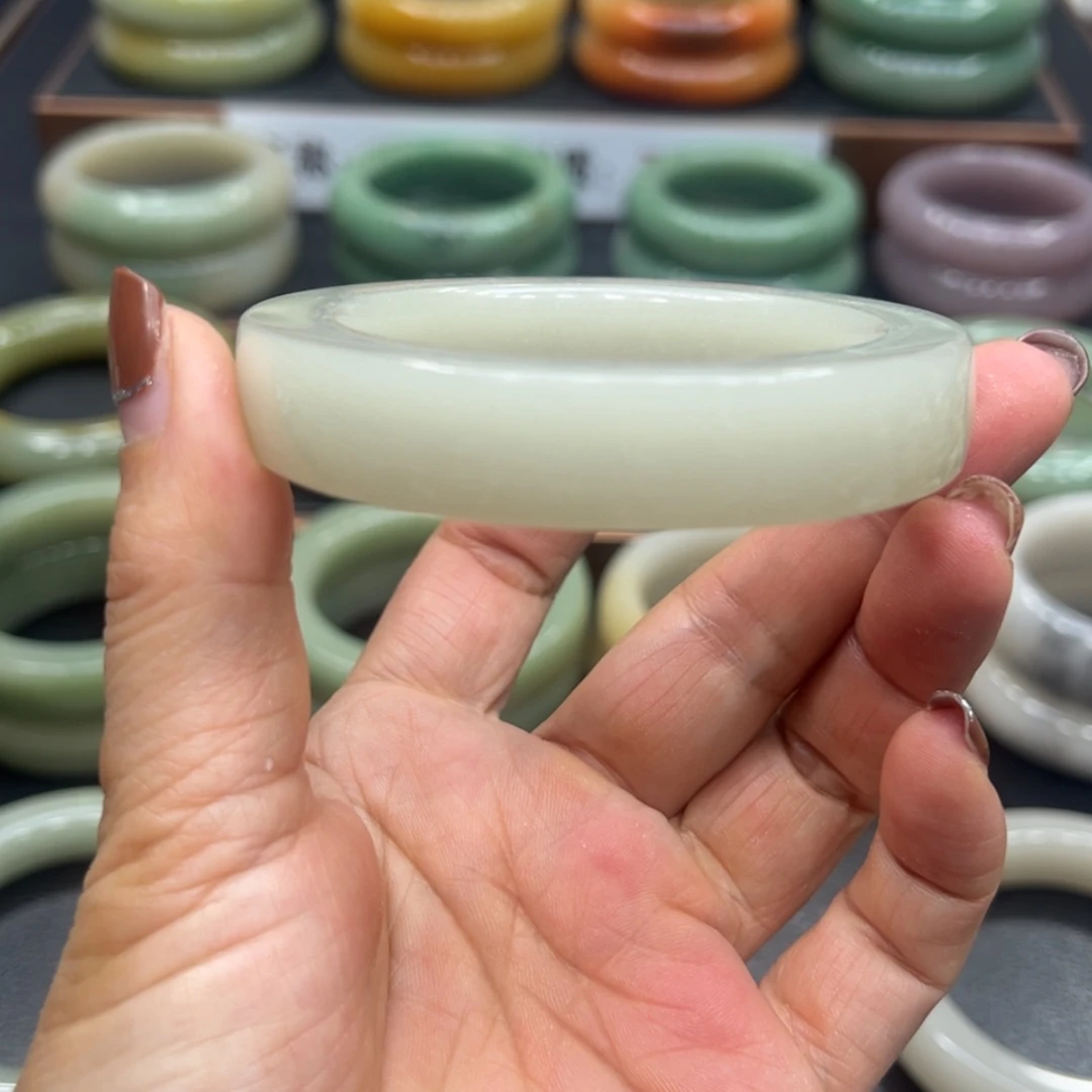 【闪购商品】石英质玉手镯未镶嵌小*立