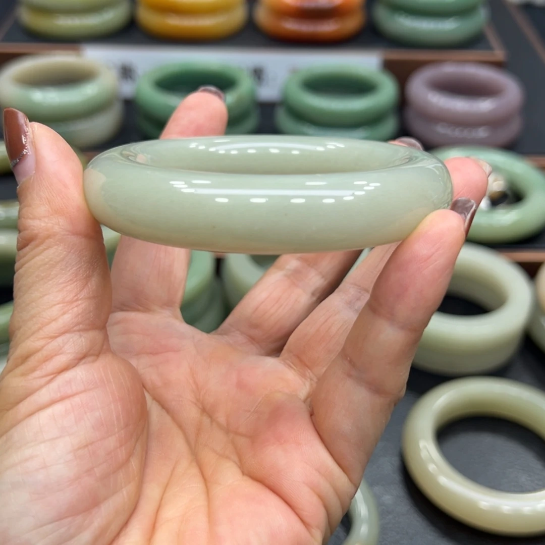 【闪购商品】石英质玉手镯未镶嵌三*云