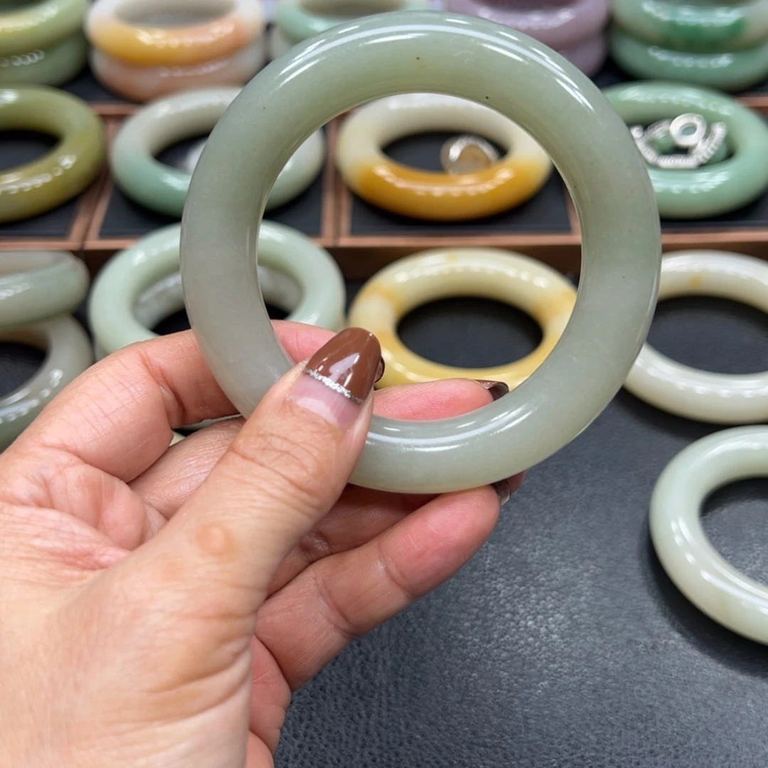 【闪购商品】石英质玉手镯未镶嵌美**声