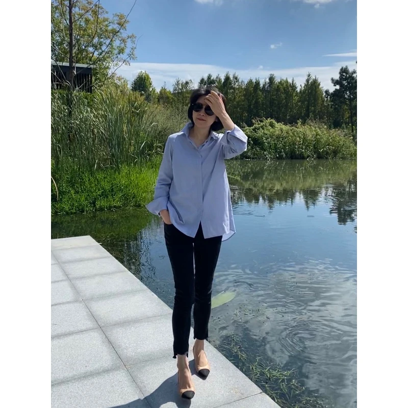 我是摩羯 灰蓝色高织棉优雅后开叉蓝衬衫女叠穿春夏长袖衬衫