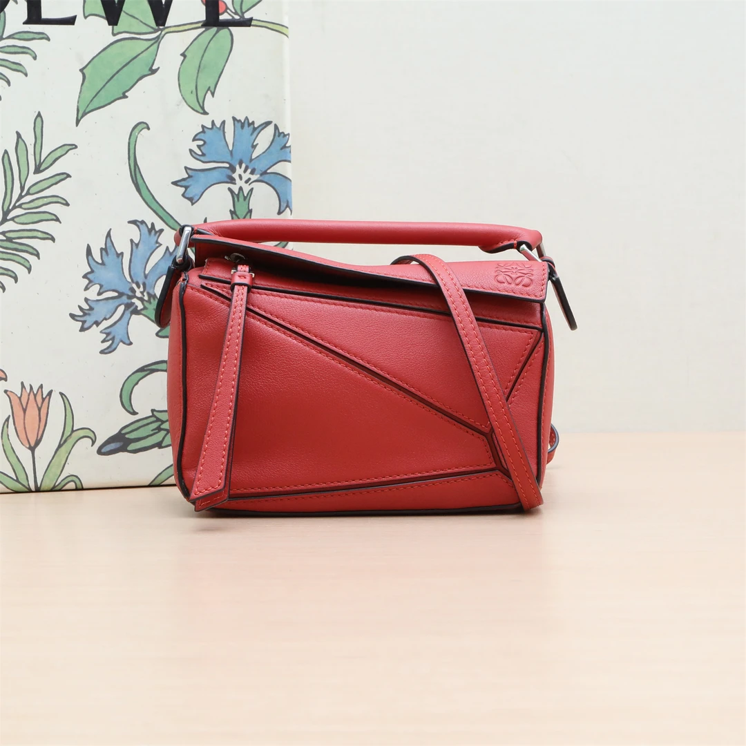 95新 LOEWE/罗意威 斜挎包 18 几何包 红色 P244277230