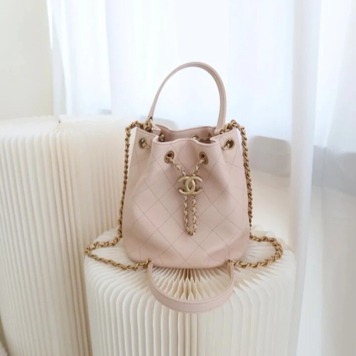 95新 Chanel/香奈儿 抽绳 淡粉色 斜挎包 30开 P244378957