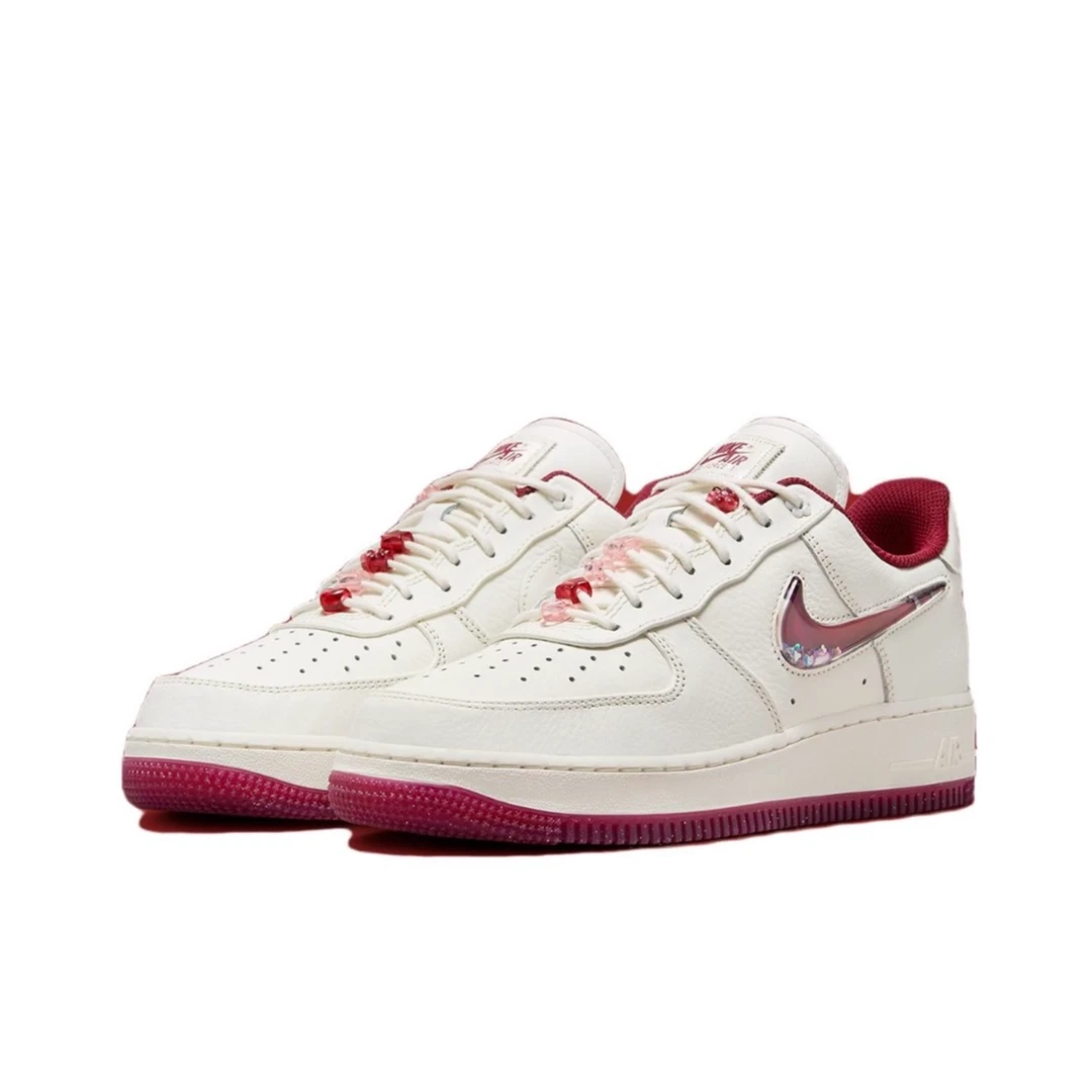 Nike/耐克情人节女款复古AIR FORCE 1 白红休闲鞋FZ5068-161