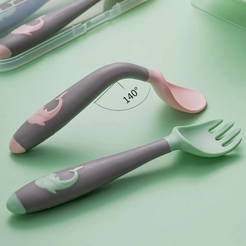 宝宝学吃饭训练勺子叉子套装家用儿童吃饭餐具歪头弯头勺子礼品装