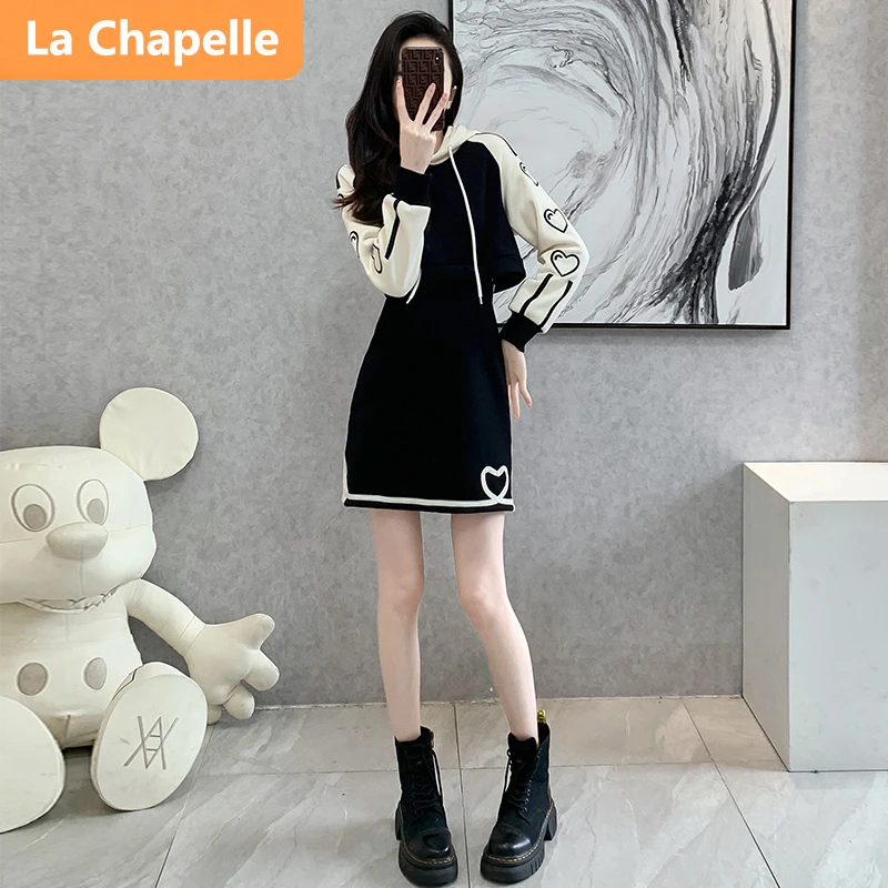 拉夏贝尔韩版潮流前卫时尚连衣裙女秋季2024新款黑白撞色连帽短裙