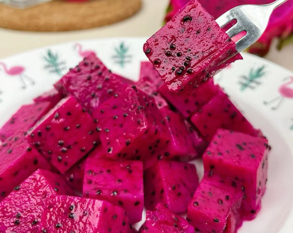 一盒两粒 红心火龙果 皮薄肉厚，一口瞬间就溢了出来，细嫩甜蜜的感觉在口中弥漫，清新的味道让人久久不能忘怀！