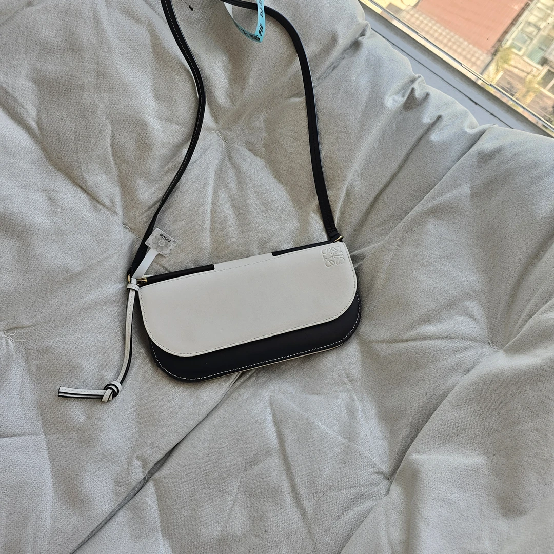 95新 LOEWE/罗意威 805489   罗意威 黑白拼色woc单肩包