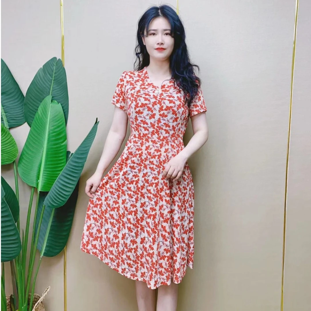 2025夏妈妈装口袋大码碎花显瘦裙子遮肚子胸针收腰女装连衣裙时尚
