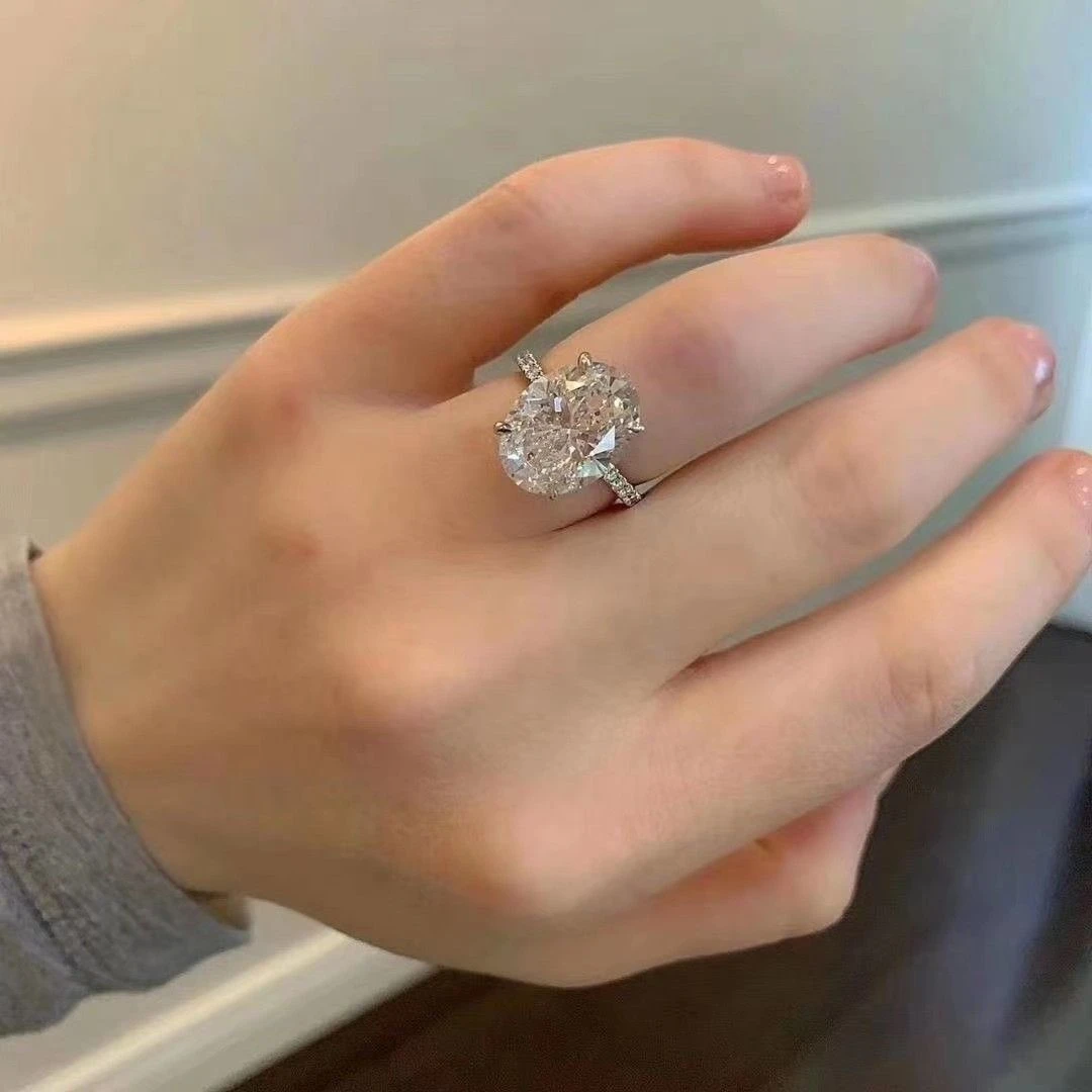 看着超有钱戒指女椭圆异形鸽子蛋砖戒豪华水滴镶婚戒
