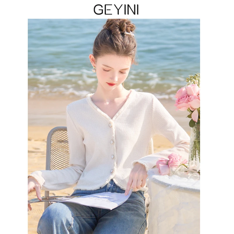 歌依妮长袖t恤打底衫女内搭2025年新款春秋杏色v领短款设计感上衣