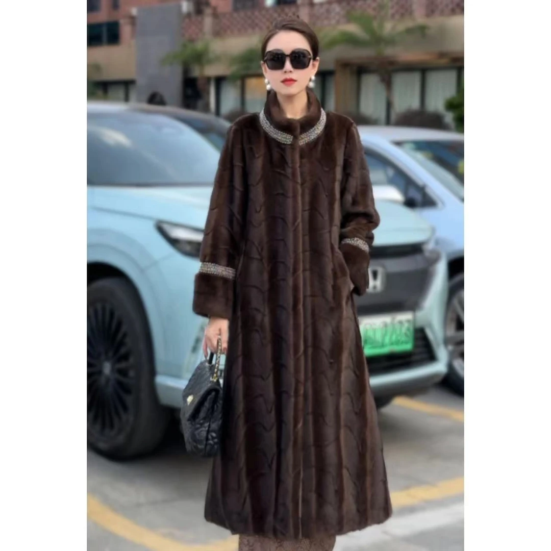 Miss TuTu2024设计款轻奢皮毛一体秋冬镶钻设计咖色外套