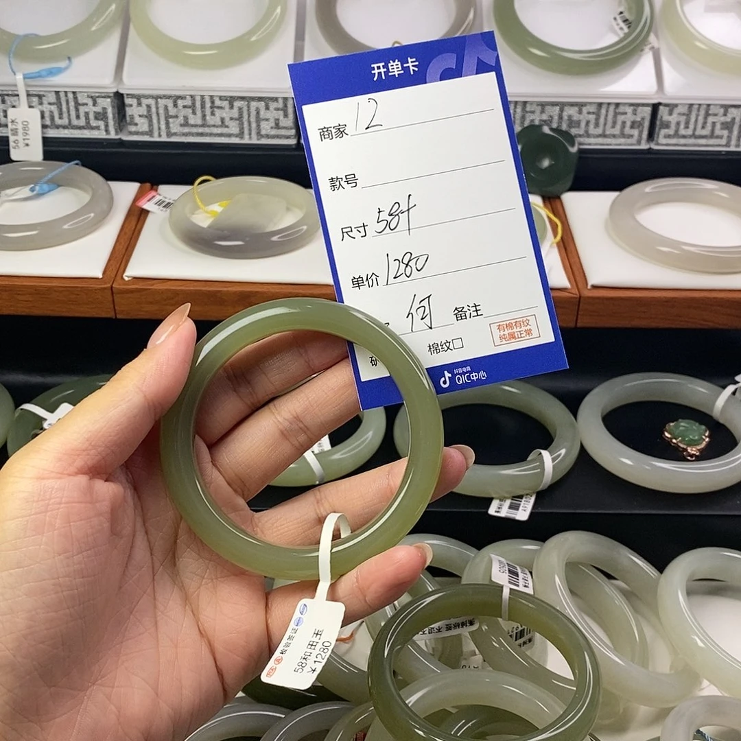 和田玉手镯未镶嵌何**美