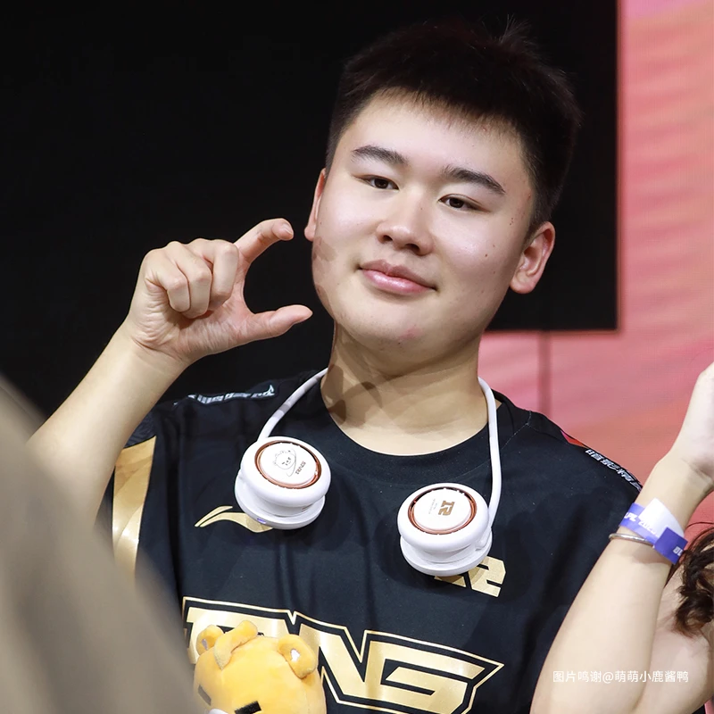 软泥自营|  收纳挂脖小风扇迷你便携可充电随身学生风扇