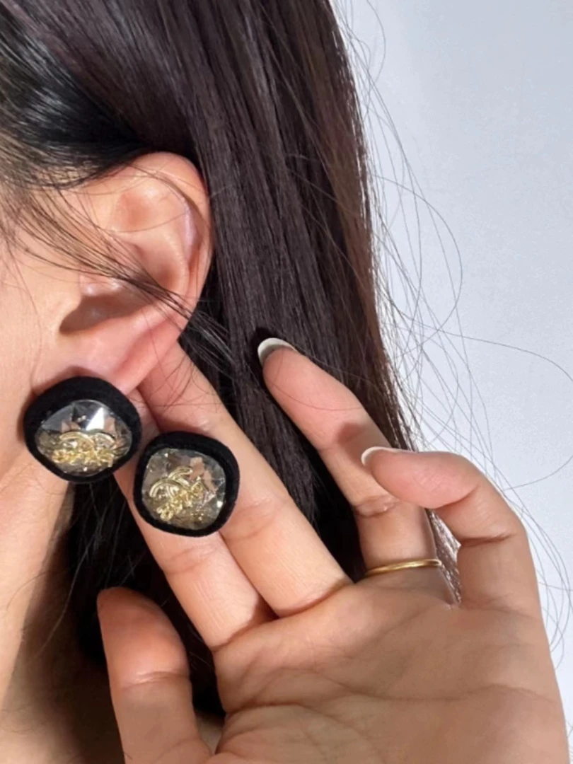 铜合金耳饰 韩国秋冬复古方形个性字母耳环植绒黑色超闪耳钉 6101