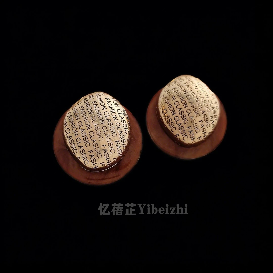 铜合金耳饰 玳瑁色字母镀金耳钉气质个性时髦夸张纽扣【设计师6105