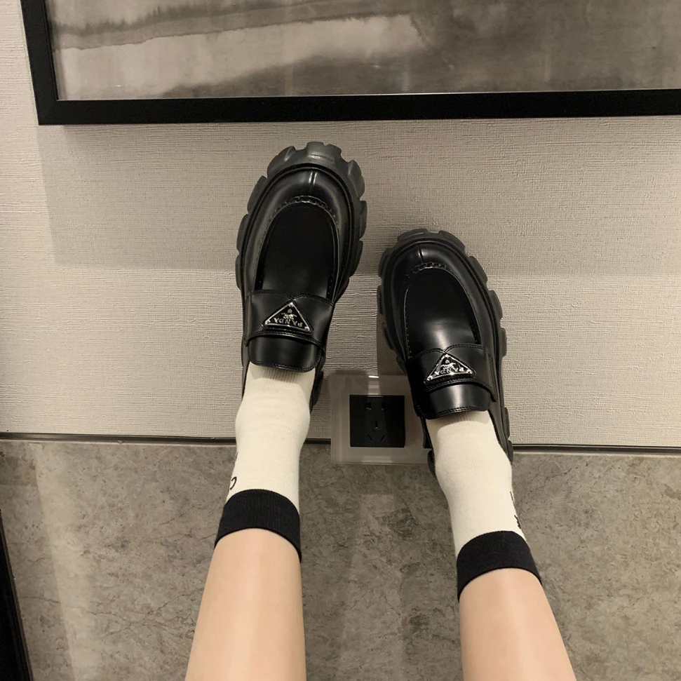 【葡萄妈同款】曼城时光～厚底圆头三角标黑色乐福单鞋小皮鞋女秋冬