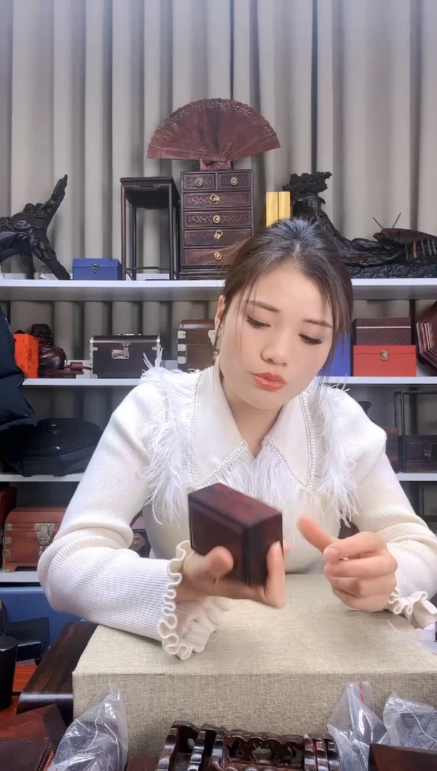 【闪购商品】木根雕HSZ盒子D490