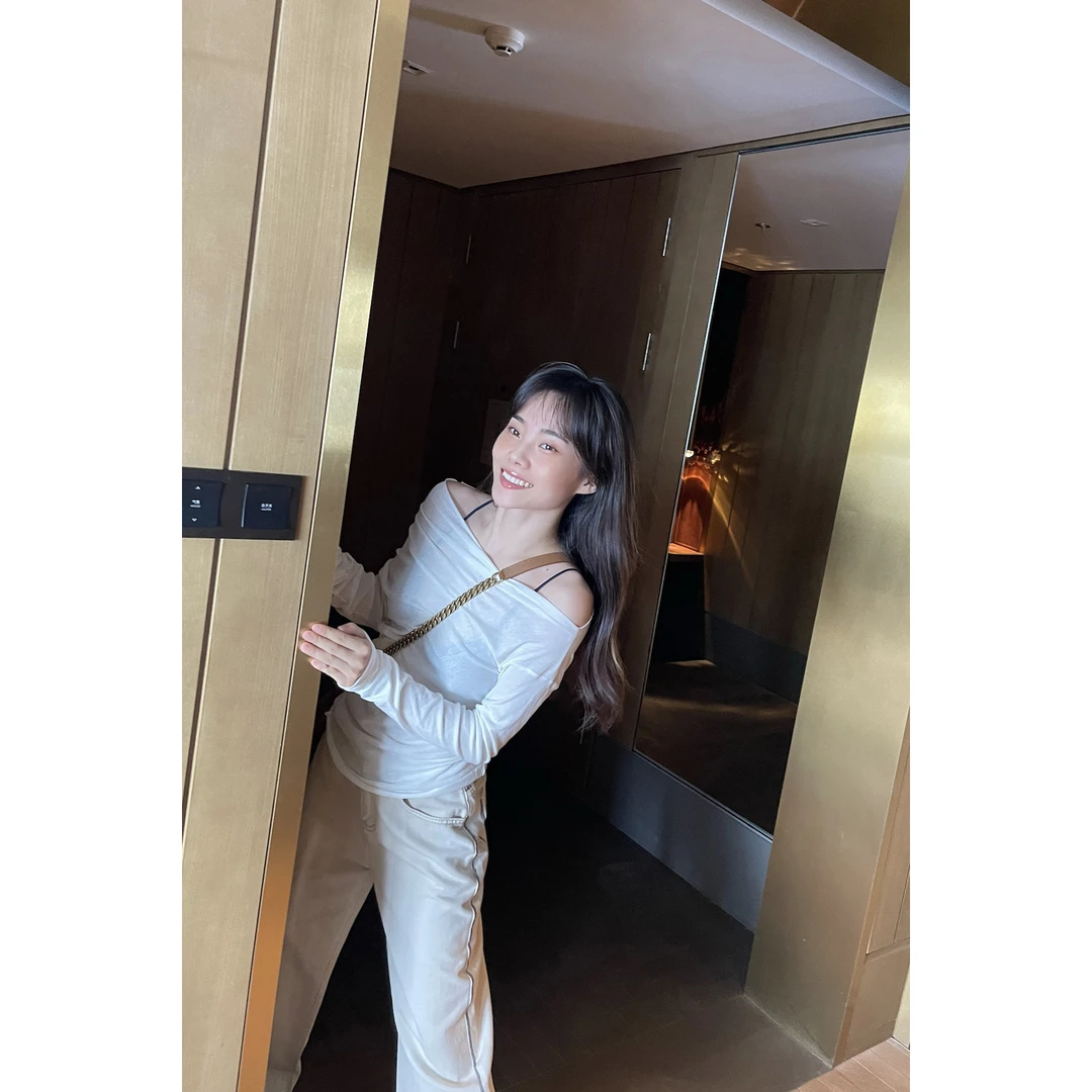 井迪儿【一见倾心】~100%棉温柔简约百搭舒适大领口露肩微透T恤