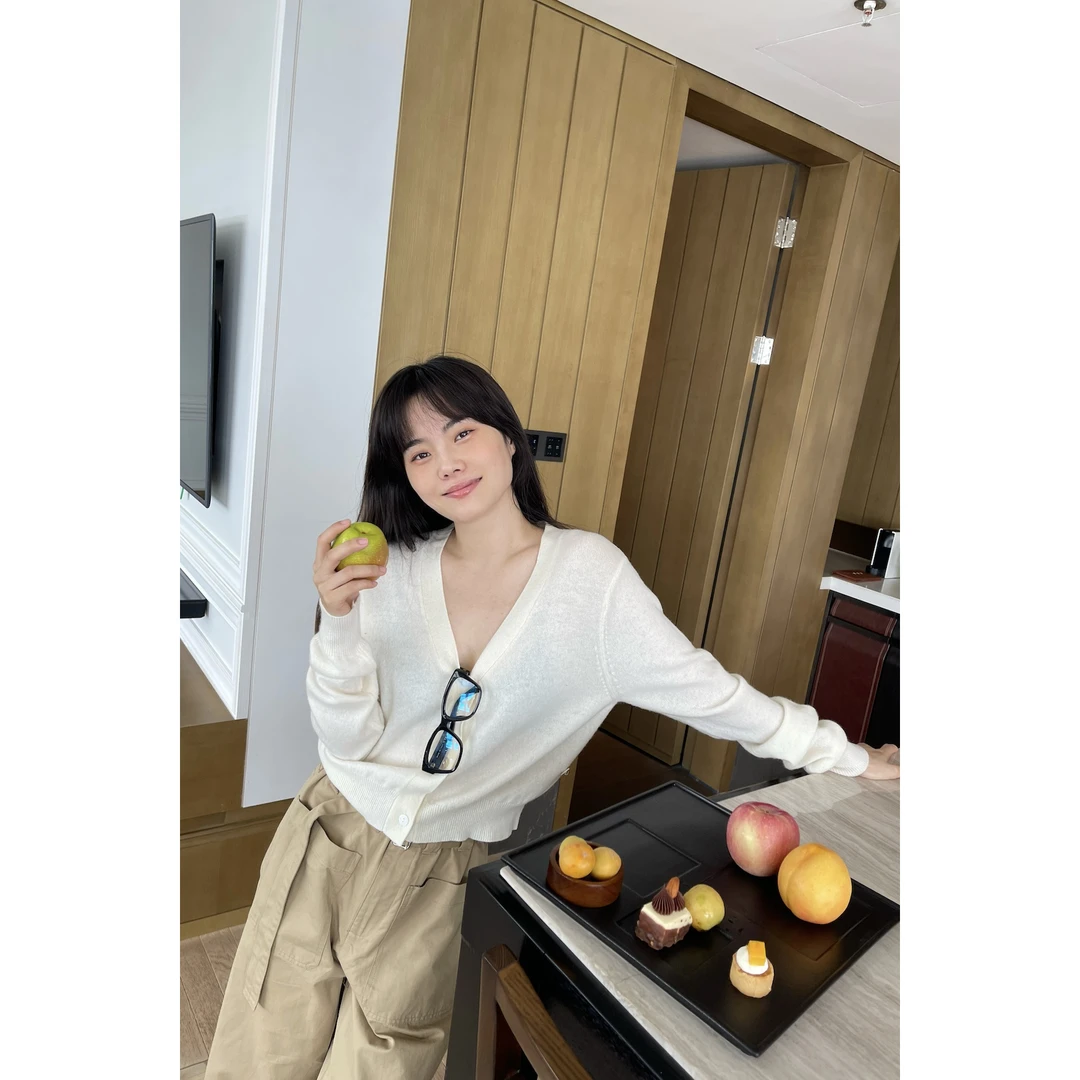 井迪儿【奶油泡】~羊绒羊毛早秋法式简约百搭V领单排扣毛衣开衫