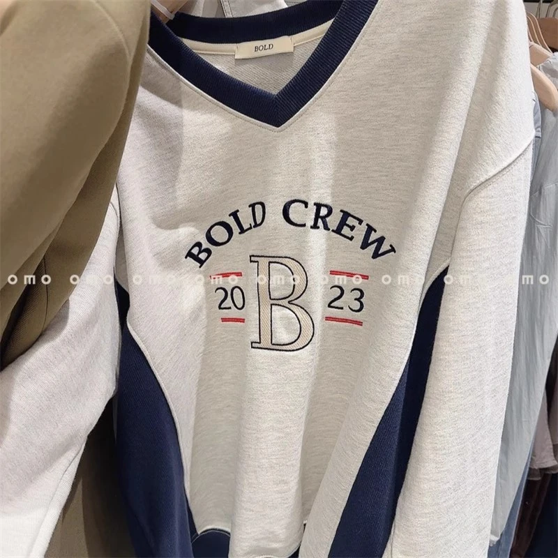omo小众 24fw新款复古洋气v领字母套头卫衣