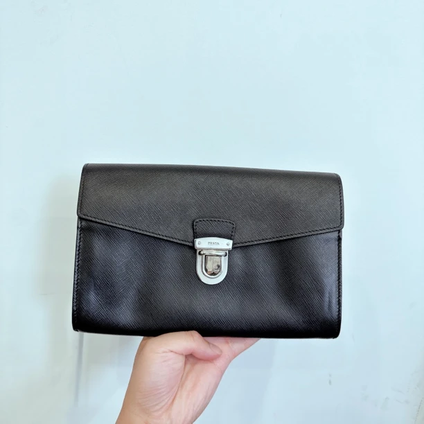 95新 Prada/普拉达 时尚黑银手拿包包