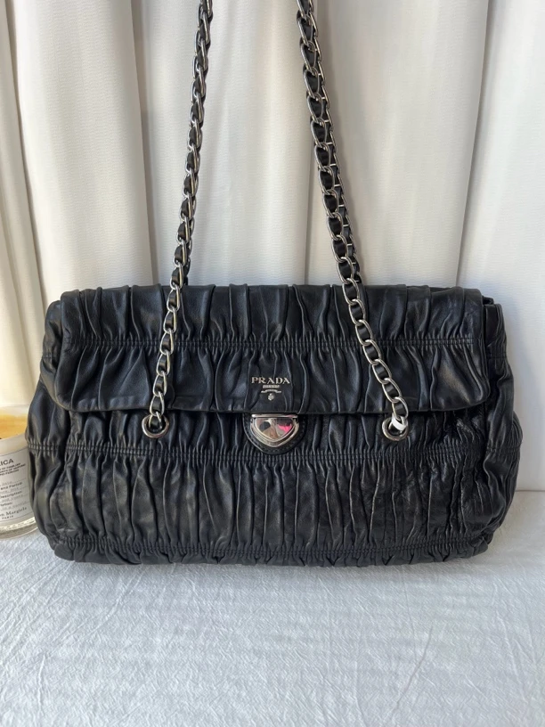 99新 Prada/普拉达 黑色中号褶皱翻盖单肩腋下包机场包