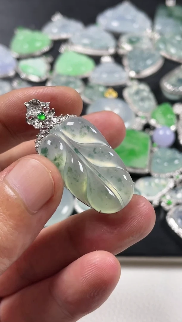 【闪购商品】翡翠颈饰18K金镶嵌叶子