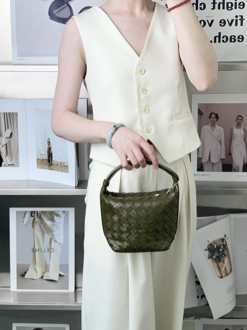 99新 BOTTEGA VENETA/葆蝶家 bv 军绿色饭盒包/无公价/甄选