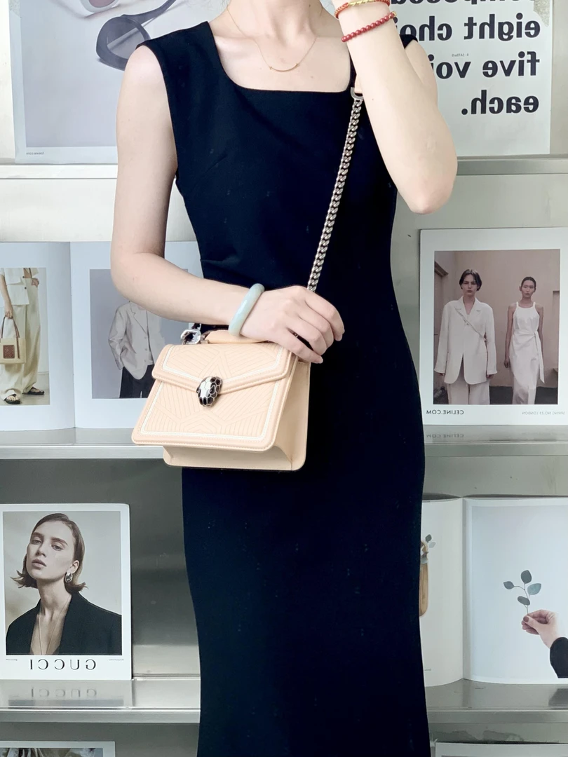 99新 BVLGARI/宝格丽 宝格丽蛇头蜜桃粉链条包/公价20900/甄选