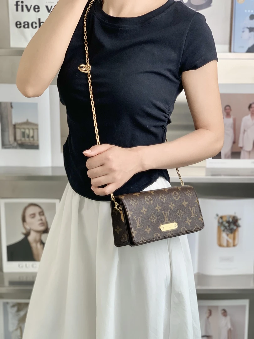 全新未使用 LouisVuitton/路易威登 lily woc 老花包/无公价/甄选