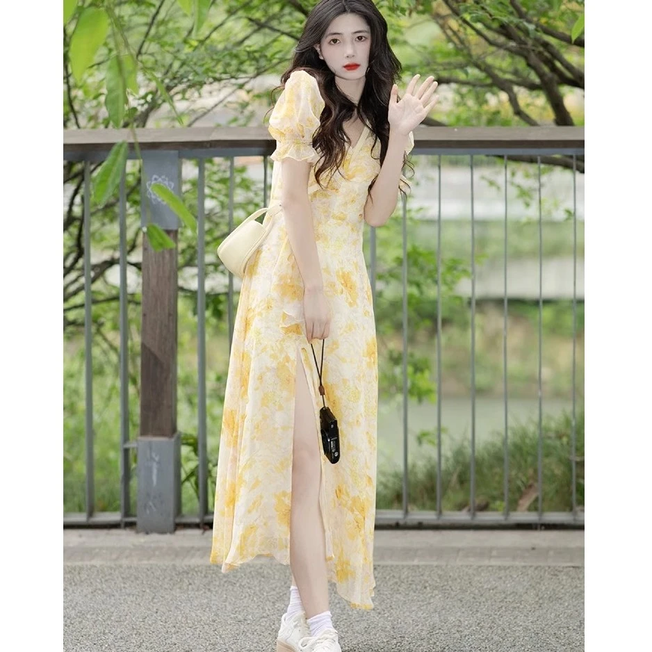 茶歇法式黄色v领碎花连衣裙子女夏季2024新款高级感气质开叉长裙