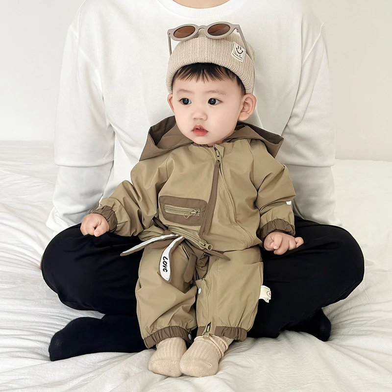 婴儿秋装衣服秋季男宝宝儿童拼接冲锋衣连体衣斜拉链卡通兔子爬服