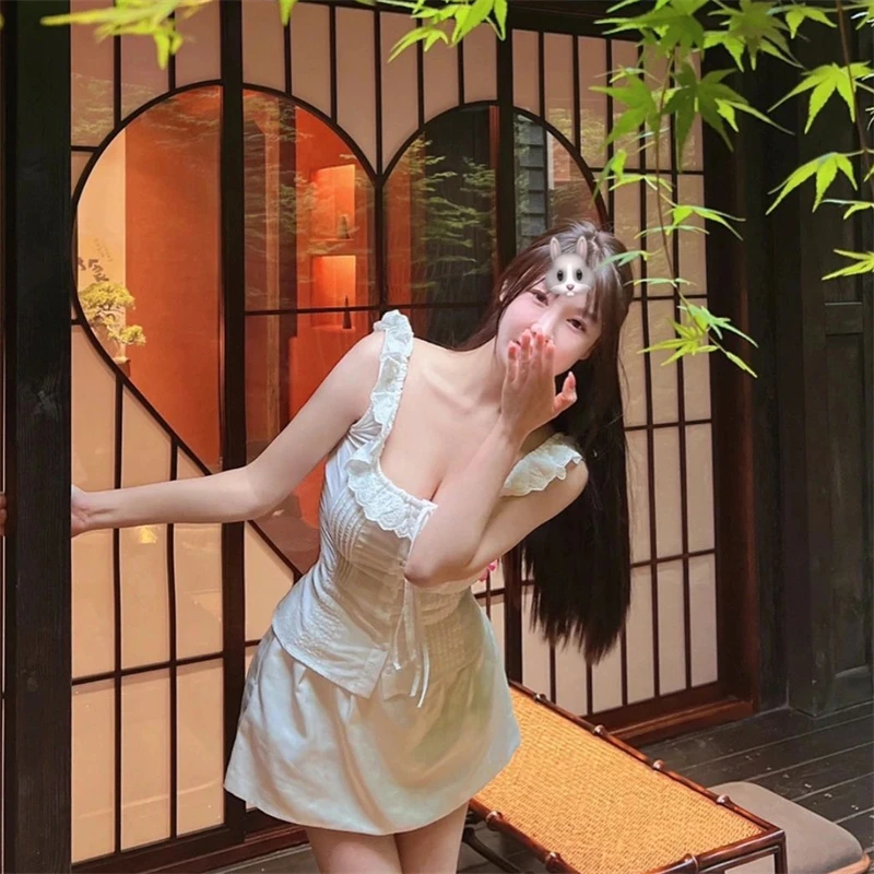 很难超越的萝莉白色吊带 抽绳领口防走光 可一字领荷叶花边上衣