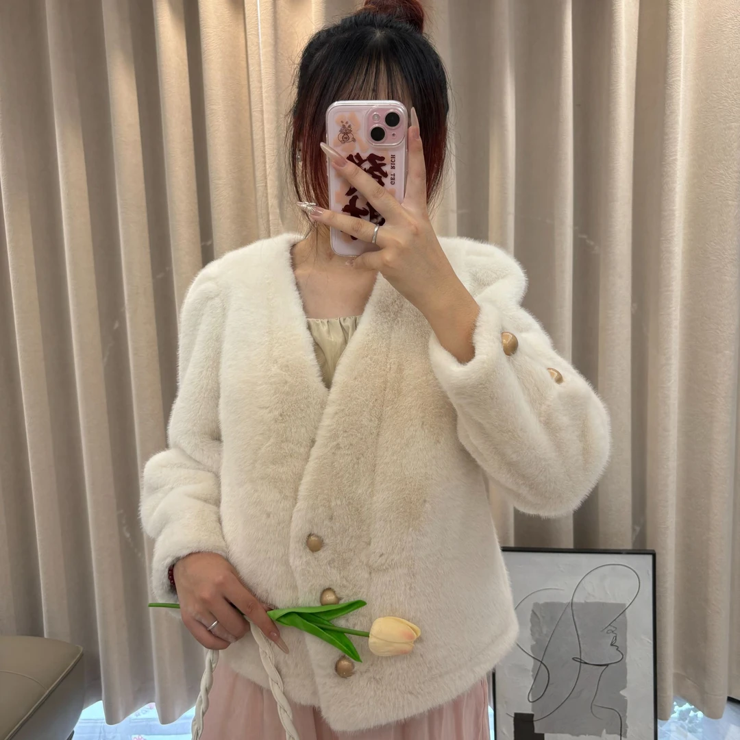 欧貂三金扣v领短外套白色秋冬冬季热销高级气质小个子短款时尚