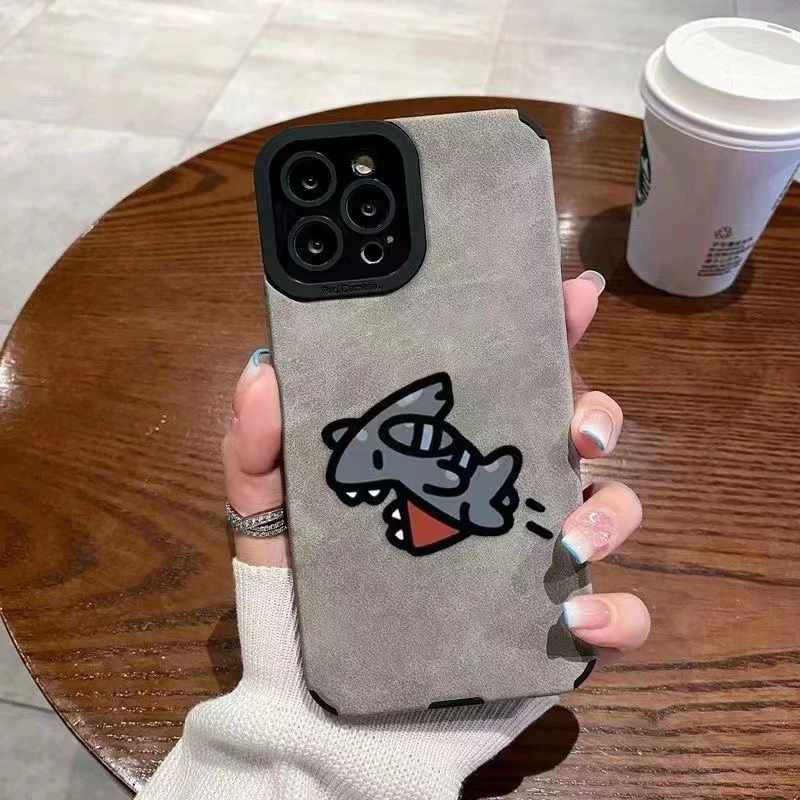 适用小鲨鱼苹果15手机壳iPhone14promax高级感翻毛皮12可爱13潮牌